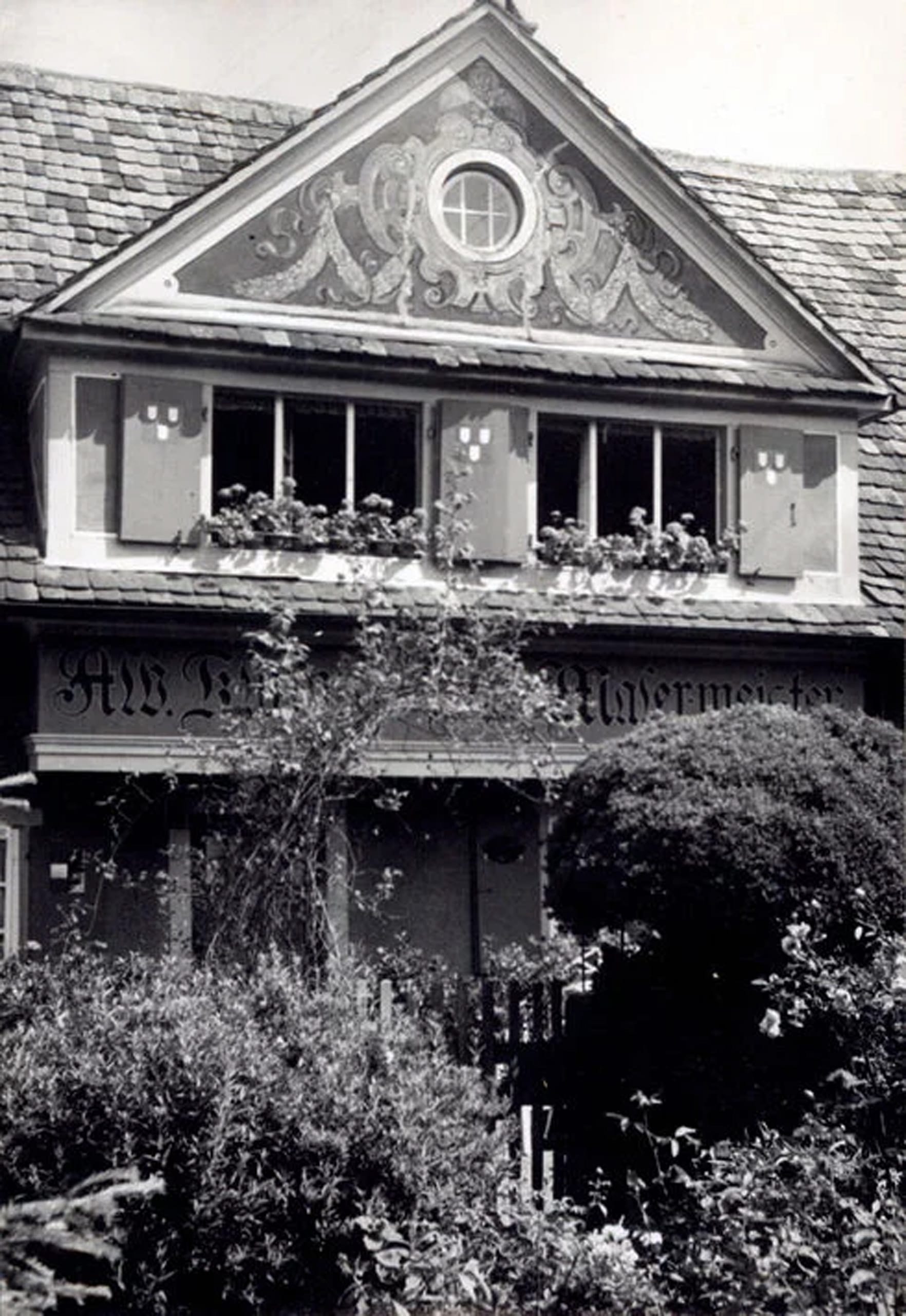 Historische Ansicht des Malerhauses mit bemaltem Giebel und Fensterläden